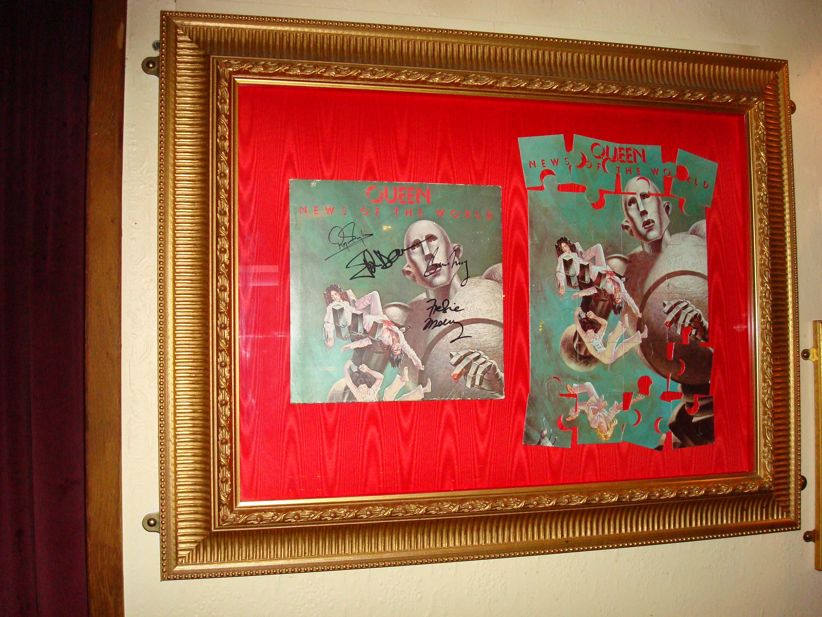 Hard Rock Cafè - Berlin..LP signed by Queen 